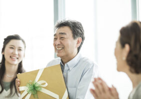 60代のお父さんが喜ぶ父の日のプレゼント！健康的・面白い・おしゃれなおすすめギフトとは？
