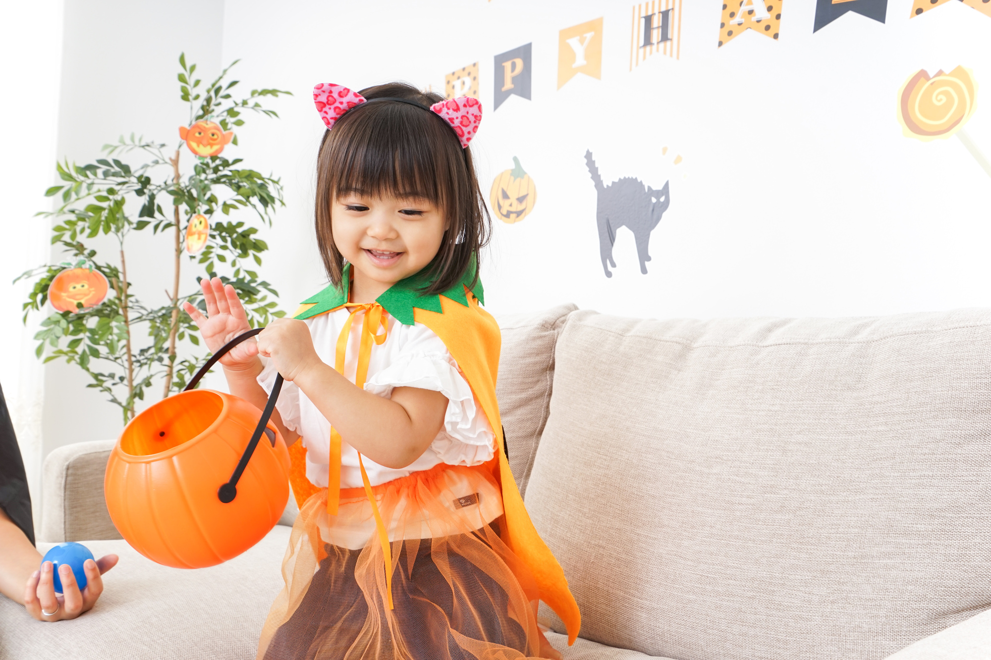 ハロウィンパーティーを楽しむ子供