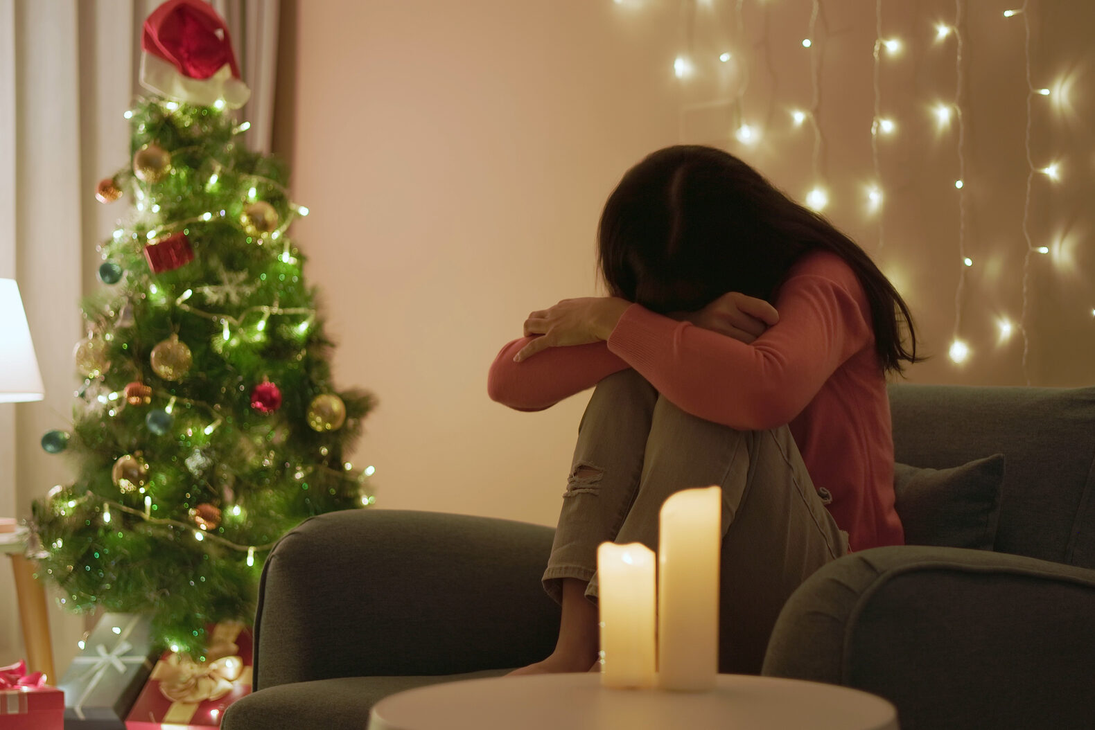 クリスマスの日の悲しそうな女性