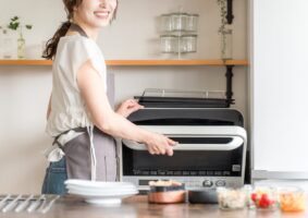 電子レンジを使う女性