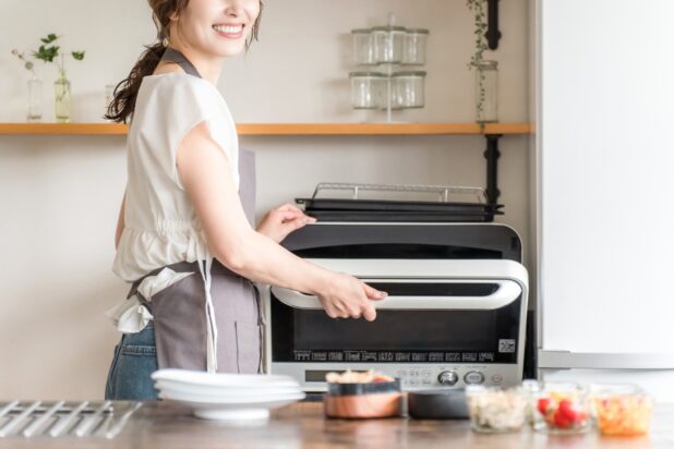 電子レンジを使う女性