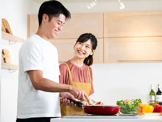 料理するカップル