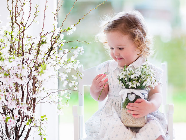 出産祝いに本当に喜ばれる贈り物は花束・フラワーアレンジメント。花に囲まれたかわいい子供