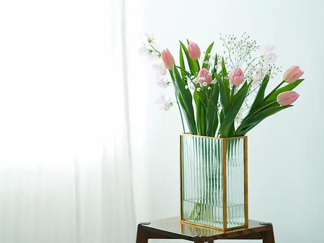 重さのある花瓶に浅水で飾られたチューリップ