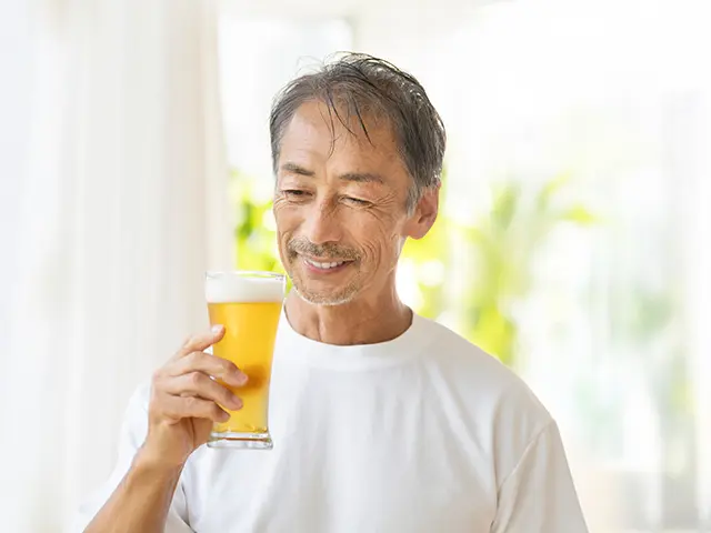 ビアグラスを持った笑顔のシニア男性 | 父の日 花のギフト・プレゼント特集2026