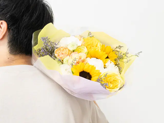 父の日の花束を持つ男性 | 父の日 花のギフト・プレゼント特集2026