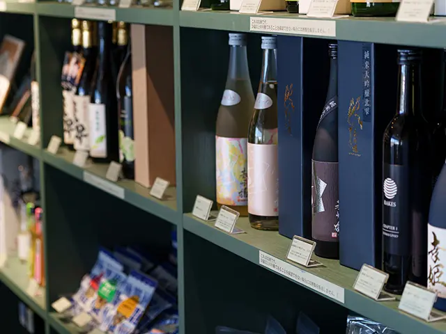 売場に陳列された日本酒 | 父の日 花のギフト・プレゼント特集2026
