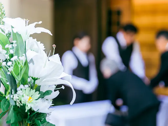 葬式の弔問客（高齢者・芳名帳）