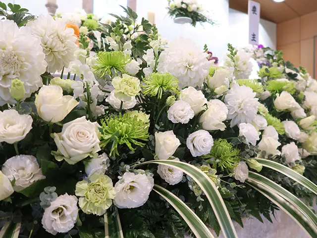 白いダリアが入ったナチュラルな花祭壇