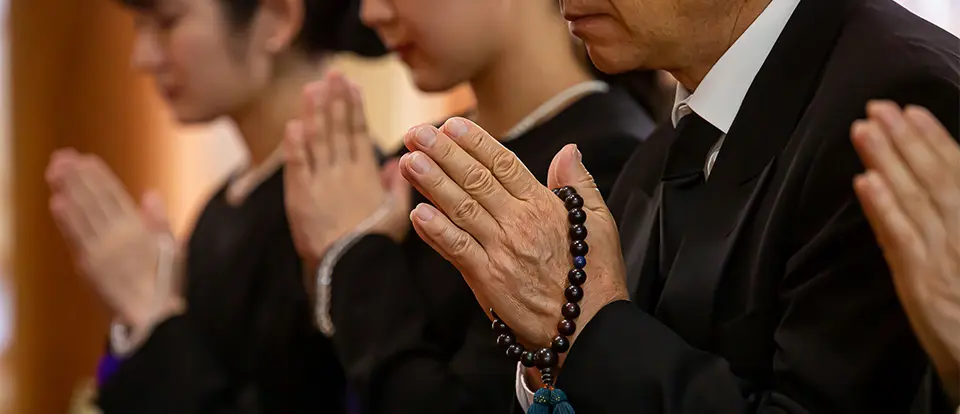 家族葬に供花を贈ってもいい？判断の手順と相場、名札の書き方まで解説