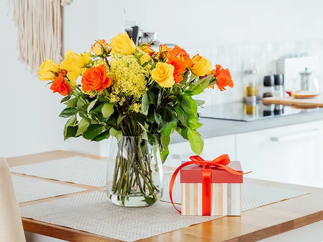 花とプレゼントボックス