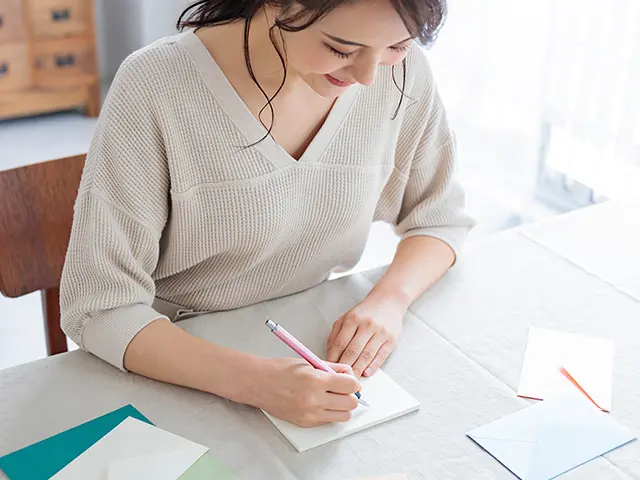 両親に手紙を書く女性