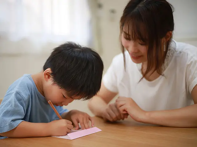 手紙を書く幼稚園生