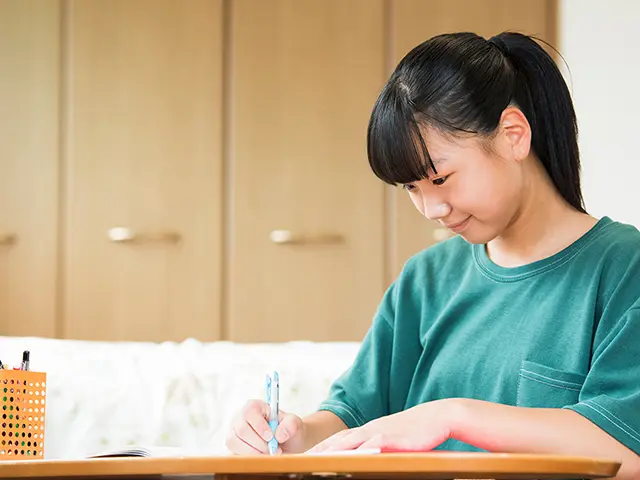 手紙を書く小学生