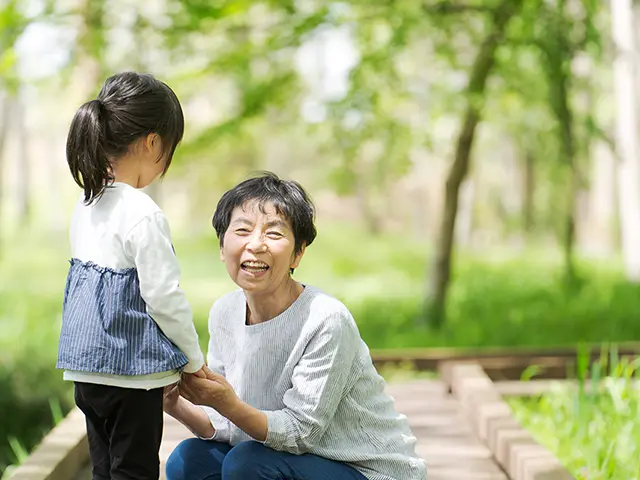 孫と遊ぶおばあちゃん