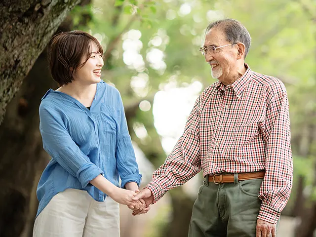 会話をする祖父と孫