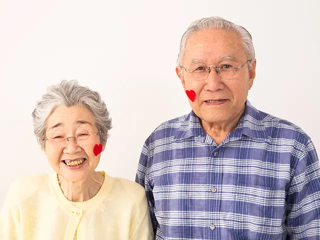 仲良しな80代の祖父母