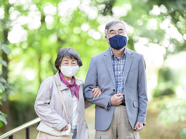 マスクを付けて外出する祖父母