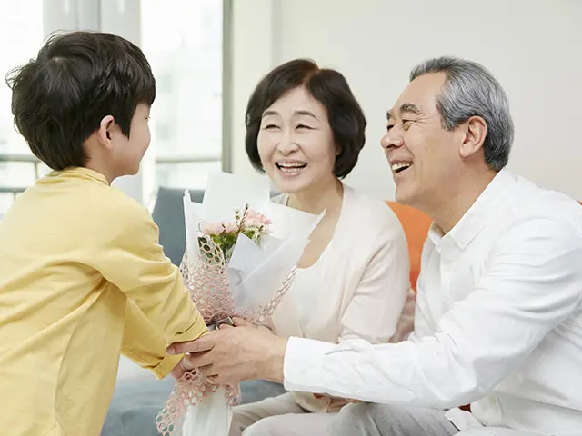 花束をもらう祖父母