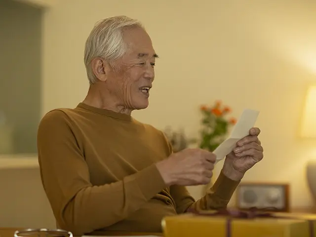 敬老の日の手紙を読む祖父