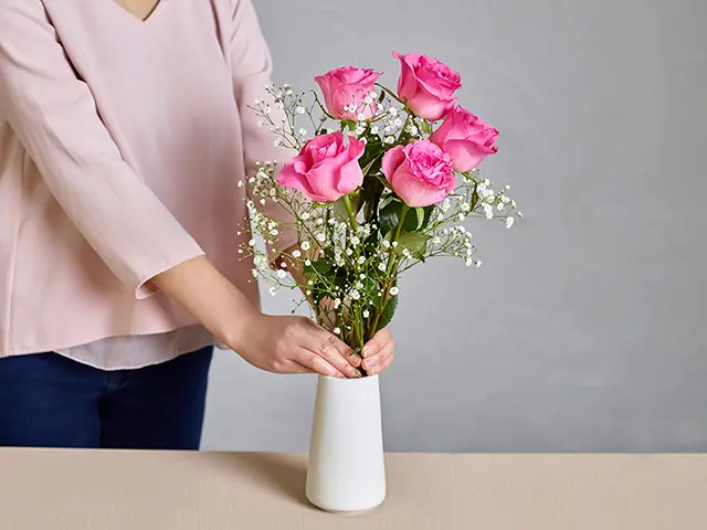 ピンクバラを花瓶に生ける