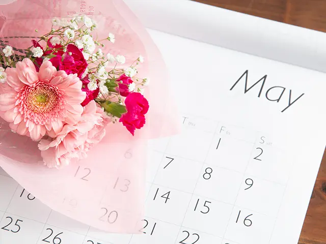5月のカレンダーと花束