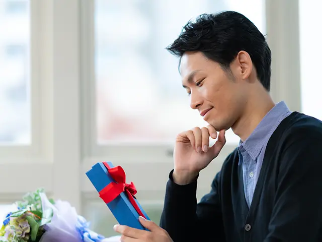 プレゼントを持つ男性