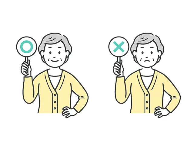 マルとバツの札を持つシニア女性