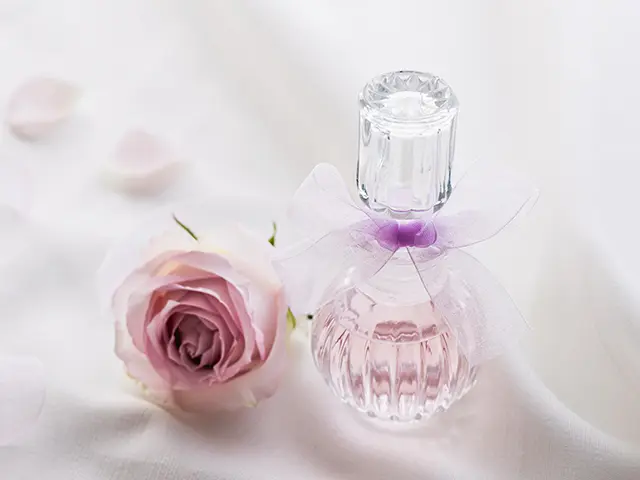 香水とバラ