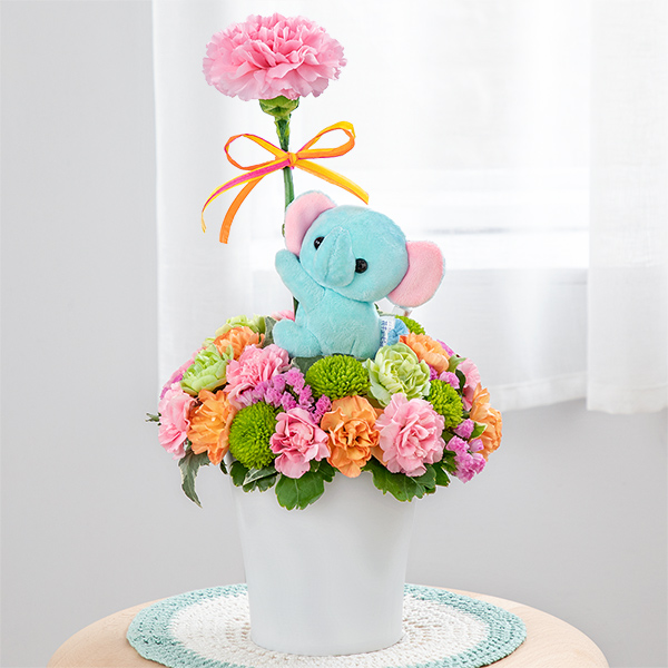 空色ぞうさんのマスコット付きアレンジメント