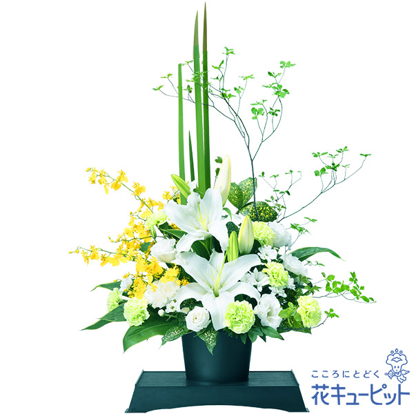 【四十九日法要以降に贈る献花】お供えのアレンジメント（供花台付き）白でまとめた、故人を偲ぶアレンジメント