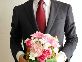 永年勤続表彰 長年の歩みに感謝を込めて花束を