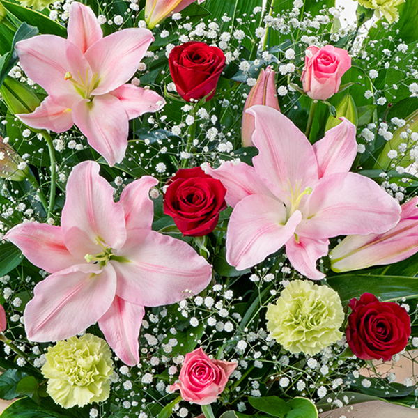 【母の日ギフト】ユリとバラのプレミアムアレンジメント特別な母の日にふさわしいプレミアムな花々を美しく活けました