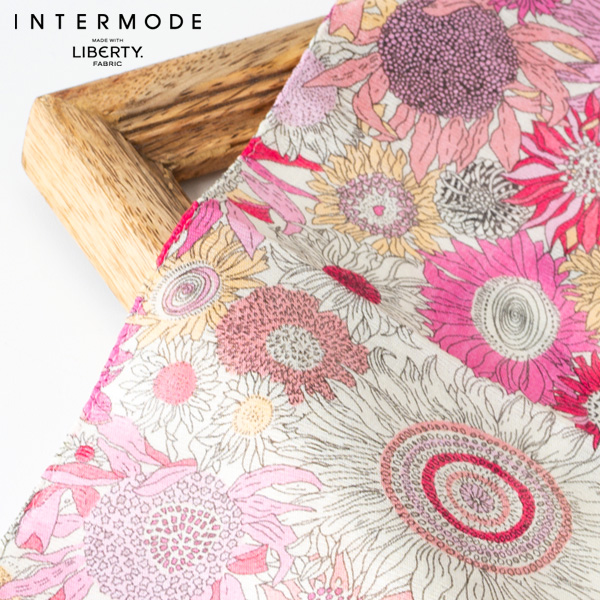 【母の日 産直花鉢植え】カーネーションの鉢植え いちごホイップと【リバティプリント】ガーゼミニハンカチ柔らかで肌触りがよく、持ち運びやすいサイズ感のハンカチ