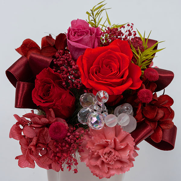 【プリザーブドフラワー】赤バラのプリザーブドフラワーアレンジメントかわいらしい赤の花々をぎゅっと詰め込みました