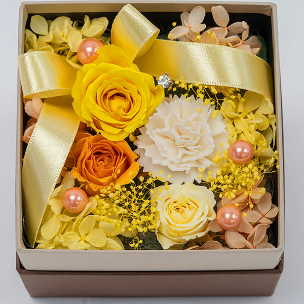 【プリザーブドフラワー】黄色バラのキュートなプリザーブドフラワーボックス特別なプレゼントに最適なフラワーボックス
