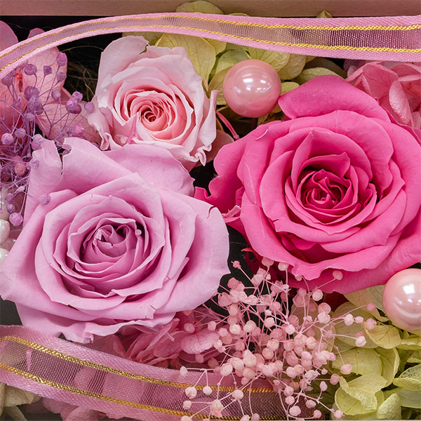 【プリザーブドフラワー】ピンクバラのプリザーブドフラワーボックス上品なピンクの花々を詰め込んだ高級感があるギフト