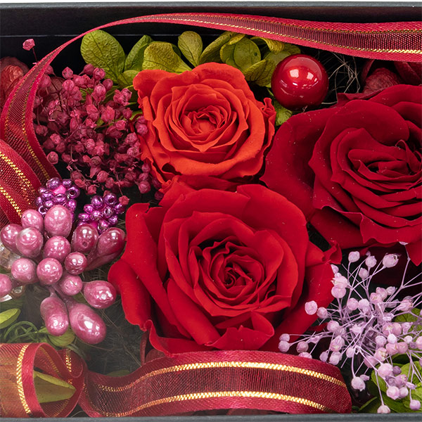 【母の日プリザーブドフラワー】赤バラのプリザーブドフラワーボックス情熱的な赤の花々を詰め込んだ高級感があるギフト