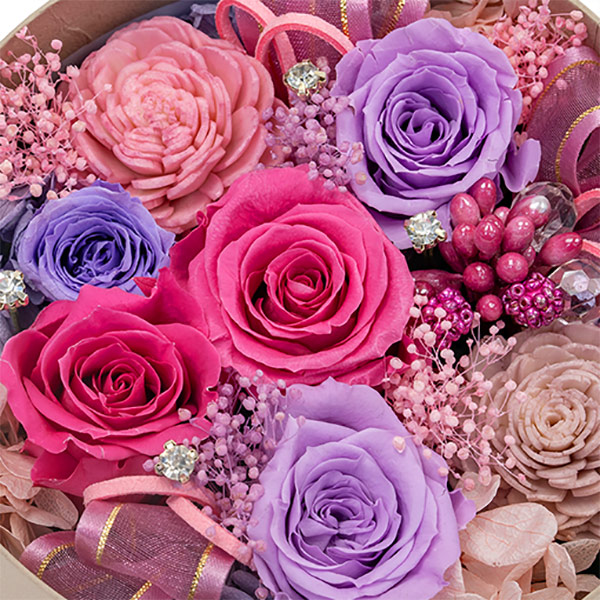 【プリザーブドフラワー】ピンクパープルの上品なプリザーブドフラワーボックスピンクと紫の花々をたっぷりと詰め込んだフラワーボックス