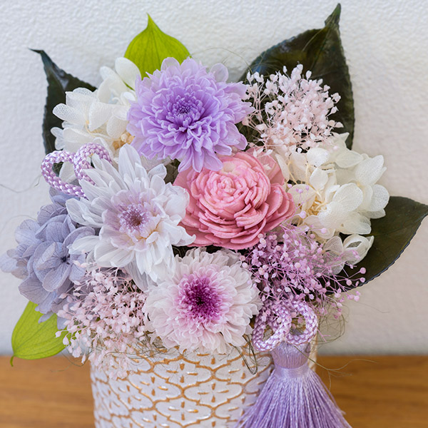 【お供えプリザーブドフラワー】お供えの優しげなプリザーブドフラワーアレンジメントご遺族にお手入れのお手間をかけずに贈れます