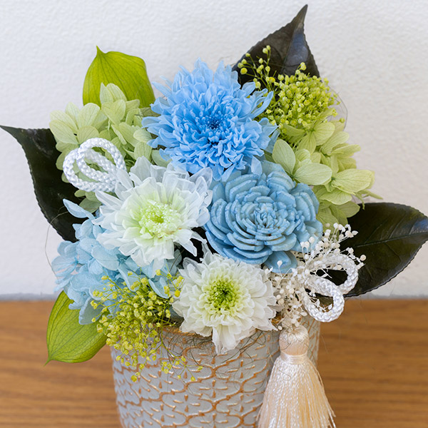 【お供えプリザーブドフラワー】お供えの爽やかなプリザーブドフラワーアレンジメント爽やかな色の花々がご遺族の心を癒します