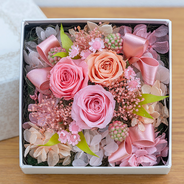 【プリザーブドフラワー】ピンクバラのキュートなプリザーブドフラワーボックス特別なプレゼントに最適なフラワーボックス