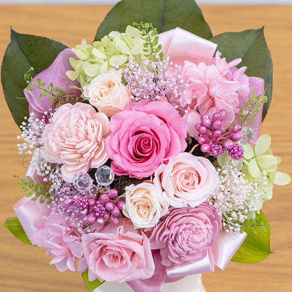 ピンクバラの豪華なプリザーブドフラワーアレンジメント