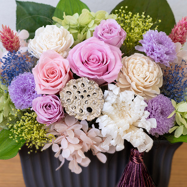 【お供えプリザーブドフラワー】お供えの上品なプリザーブドフラワーアレンジメント色とりどりの花と陶器のポットで仕上げた供花