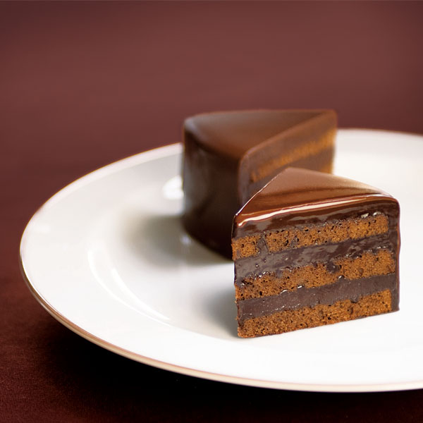 【クリスマスセットギフト】赤バラのウィンターアレンジメントと【果子乃季】魅惑のザッハトルテ 3個入なめらかで濃厚な味わいのカットケーキ