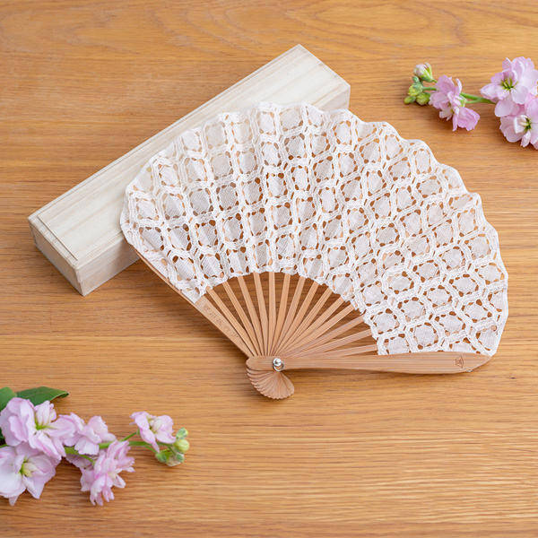 【母の日セットギフト】カーネーションのアレンジ（ピンク）と【西川庄六商店】レース素材のふわり扇子立体感のあるレースがエレガントな扇子