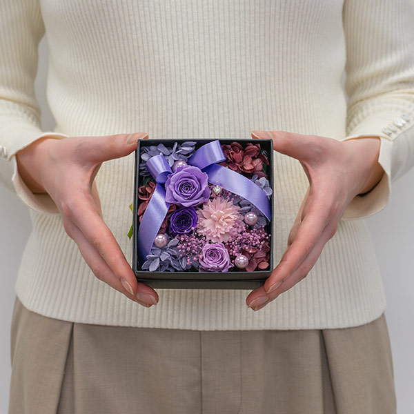 【プリザーブドフラワー】紫バラのキュートなプリザーブドフラワーボックス特別なプレゼントに最適なフラワーボックス