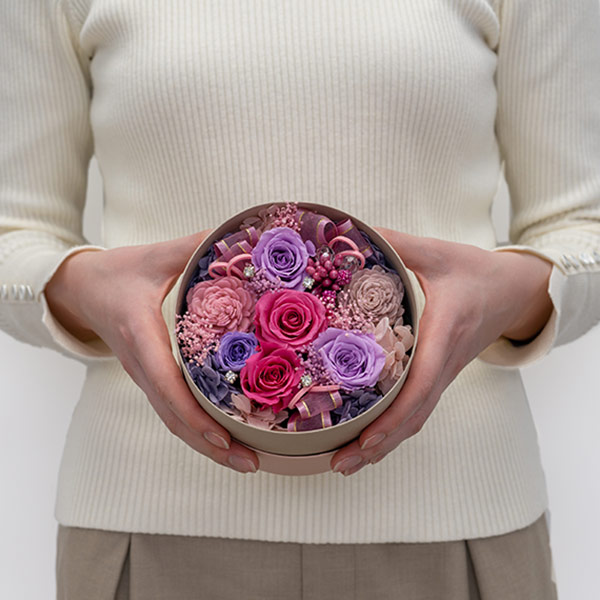 【プリザーブドフラワー】ピンクパープルの上品なプリザーブドフラワーボックスピンクと紫の花々をたっぷりと詰め込んだフラワーボックス