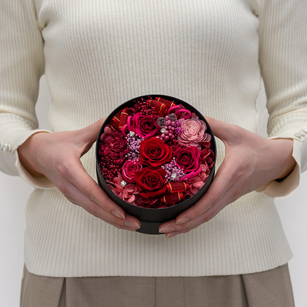 【母の日プリザーブドフラワー】赤バラの上品なプリザーブドフラワーボックス赤の花々をたっぷりと詰め込んだフラワーボックス