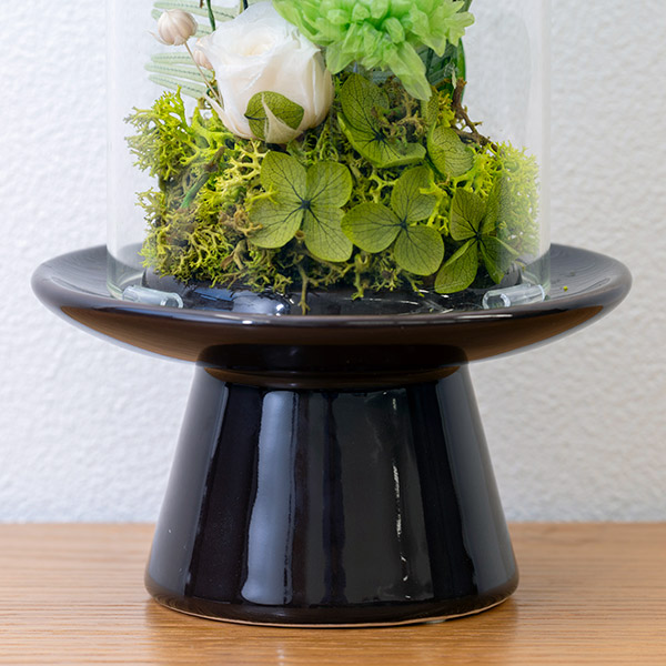 【お供えプリザーブドフラワー】お供えのナチュラルなプリザーブドフラワードームナチュラルな色の花々をドームに美しく飾りました